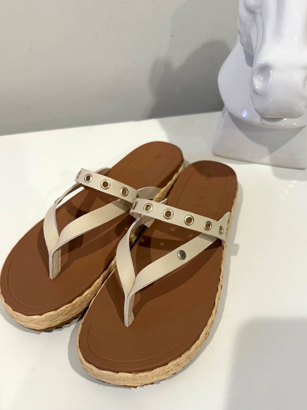 Reef Vista Carmen Studded Espadrille  Flip Flops - Women sz 8 never worn - Picture 7 of 12